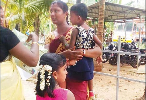 மார்த்தாண்டம் அருகே பட்டப்பகலில் துணிகரம், ராணுவ வீரர் மனைவியிடம் 11 பவுன் நகை பறிப்பு - மோட்டார்சைக்கிளில் வந்த மர்ம ஆசாமி கைவரிசை