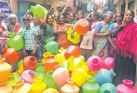 குடிநீர் வழங்கக்கோரி காலிக்குடங்களுடன் பொதுமக்கள் சாலைமறியல்
