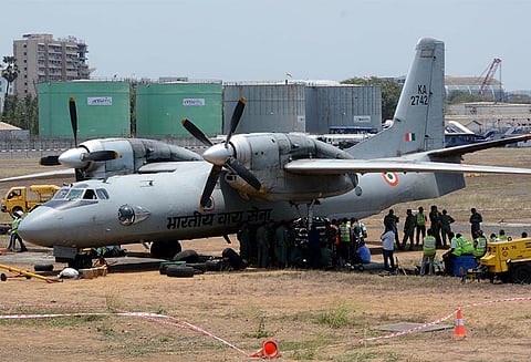 மும்பை சர்வதேச விமான நிலையத்தில் ஓடுதளத்தில் இருந்து விலகி ஓடிய போர் விமானத்தால் பரபரப்பு