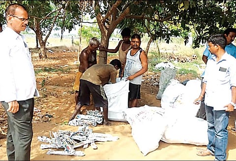 திண்டிவனத்தில் கடைகளில் பதுக்கி வைக்கப்பட்டிருந்த நாட்டு வெடிகள் பறிமுதல் - அதிகாரிகள் நடவடிக்கை