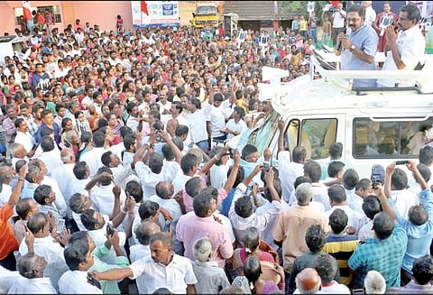 பிரதமர் மோடிக்கு பயந்து கொண்டு ஜெயலலிதா எதிர்த்த திட்டங்களை எடப்பாடி பழனிசாமி அமல்படுத்துகிறார் - சூலூர் பிரசாரத்தில் டி.டி.வி. தினகரன் தாக்கு
