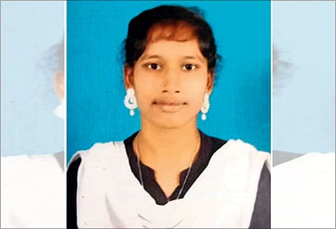 விருத்தாசலம் அருகே பயங்கரம் வீட்டில் தனியாக இருந்த கல்லூரி மாணவி குத்திக்கொலை மர்மநபர்கள் வெறிச்செயல்