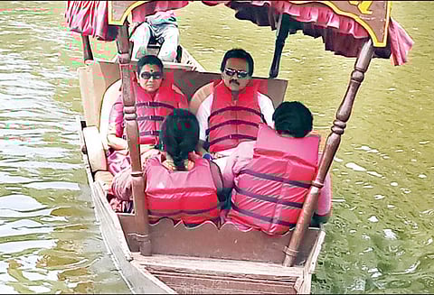 கொடைக்கானல் நட்சத்திர ஏரியில் மனைவியுடன் மு.க.ஸ்டாலின் படகு சவாரி