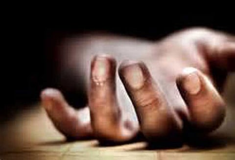 நான்குவழிச்சாலை அமைக்கும் பணியின்போது டிப்பர் லாரியில் மின்சாரம் பாய்ந்து டிரைவர் சாவு