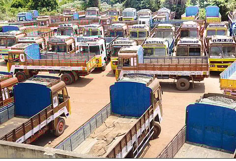 திருவாரூர் மாவட்டத்தில் லாரி உரிமையாளர்கள் காலவரையற்ற வேலை நிறுத்தம் 3,200 லாரிகள் ஓடவில்லை