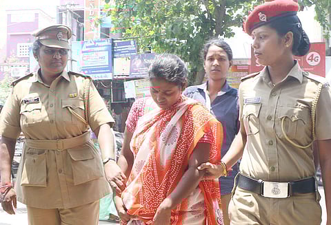 லாரி டிரைவர் கொலையில் கைதான மனைவி சிறையில் அடைப்பு ரவுடி உள்பட 3 பேருக்கு வலைவீச்சு