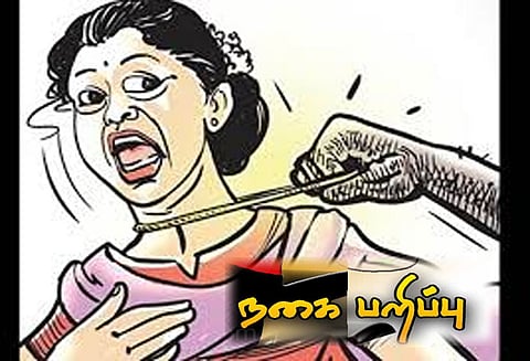 முகவரி கேட்பதுபோல் நடித்து கோவிலுக்கு சென்ற பெண்ணிடம் நகை பறிப்பு கொள்ளையர்களுடன் போராடியதால் 2 பவுன் தப்பியது