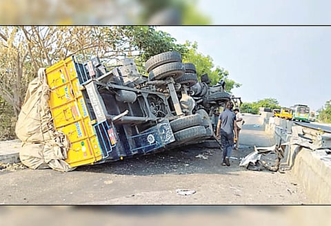 திண்டிவனம் அருகே, மதுபாட்டில்கள் ஏற்றி வந்த லாரி கவிழ்ந்தது