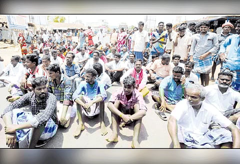 அரங்குளநாதர் கோவிலில் மண்டகப்படி நடத்துவதில் இரு பிரிவினரிடையே பிரச்சினை; சாலைமறியல் போலீசார் குவிக்கப்பட்டதால் பரபரப்பு