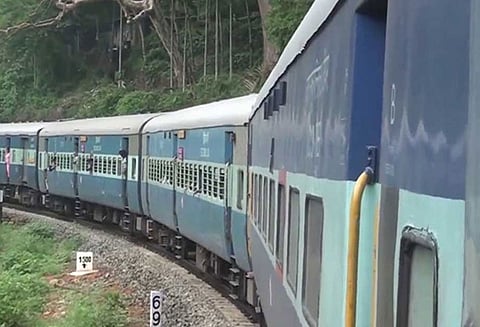 திருமங்கலம் ரெயில் நிலையம் அருகே ஒரே தண்டவாளத்தில் எதிர் எதிரே வந்த ரெயில்கள் ஸ்டேஷன் மாஸ்டர்கள் உள்பட 3 பேர் பணி இடைநீக்கம்