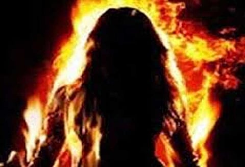 பாலக்கோடு அருகே பிளஸ்-2 மாணவி தீக்குளித்து தற்கொலை