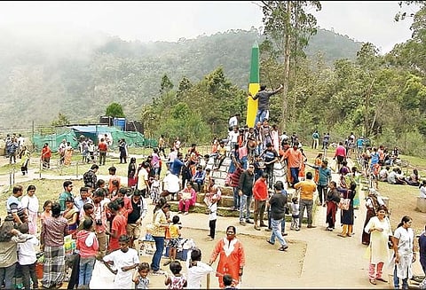 குளு, குளு சீசனை அனுபவிக்க, கொடைக்கானலுக்கு படையெடுக்கும் சுற்றுலா பயணிகள் - போக்குவரத்து நெரிசலால் அவதி