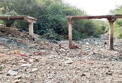 பூதலூரில், ஆனந்தகாவிரி வாய்க்கால் நடைபாலம் இடிந்து விழுந்தது - பொதுமக்கள் அவதி