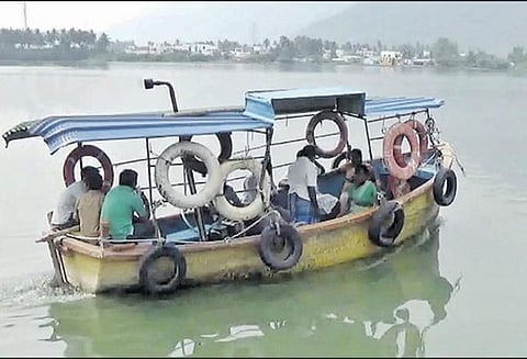 பூலாம்பட்டி காவிரி ஆற்றில் விசைப்படகு போக்குவரத்து தொடங்கியது