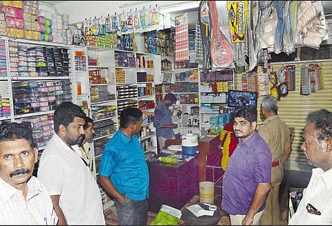 3 கடைகளின் பூட்டை உடைத்து ரூ.5 லட்சம் நகை, பணம் திருட்டு - மர்ம ஆசாமிகளுக்கு வலைவீச்சு