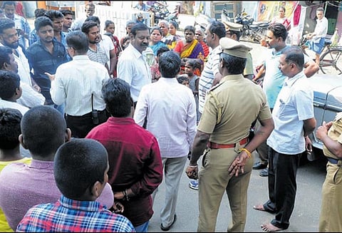 சேலம் ஜான்சன்பேட்டையில் பரபரப்பு: மயானத்திற்கு பூட்டுபோட முயன்ற பொதுமக்கள்