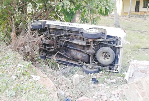 ஆரல்வாய்மொழி அருகே காம்பவுண்டு சுவரில் மோதி கார் கவிழ்ந்தது; 5 பேர் படுகாயம்