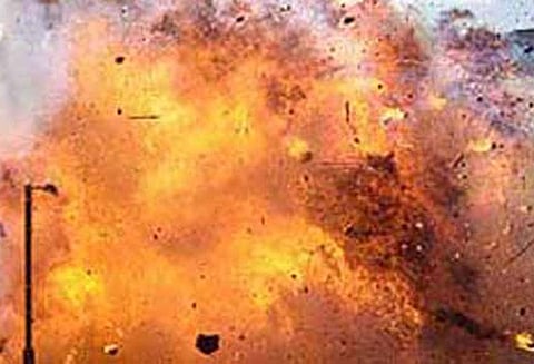 நெல்லை அருகே வீட்டில் பதுக்கி வைத்திருந்த நாட்டு வெடிகுண்டுகள் வெடித்தன அண்ணன்-தம்பிக்கு வலைவீச்சு