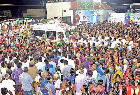 மு.க.ஸ்டாலின் ஓட்டுகளை பெற அரசியல் நாடகம் ஆடுகிறார் எடப்பாடி பழனிசாமி தாக்கு