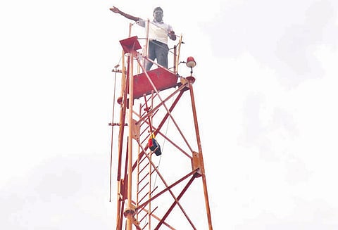 ரியல் எஸ்டேட் அதிபரிடம் இருந்து பணத்தை திரும்ப பெற்று தரக்கோரி செல்போன் கோபுரத்தில் ஏறி தொழிலாளி தற்கொலை மிரட்டல்