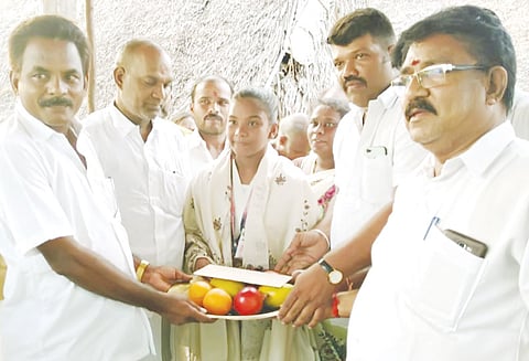 தங்க பதக்கம் வென்ற மாணவிக்கு பாராட்டு