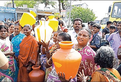 குடிநீர் வழங்கக்கோரி காலி குடங்களுடன் கிராம மக்கள் சாலை மறியல் - செஞ்சி அருகே பரபரப்பு