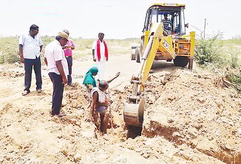 குடிநீர் கிடைக்காமல் மக்கள் அவதி: புதுத்தெரு கிராமத்தில் அதிகாரிகள் ஆய்வு