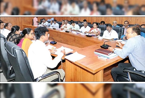 வாக்கு எண்ணும் மையத்துக்கு அலுவலர்கள்-முகவர்கள் செல்போன் கொண்டு செல்ல தடை - கலெக்டர் தகவல்