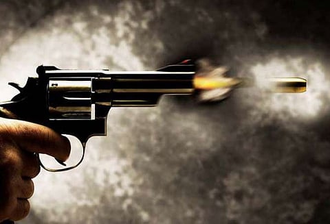 பீர் பாருக்கு வழி சொல்ல மறுத்தவர் துப்பாக்கியால் சுடப்பட்டார் ஒருவர் கைது