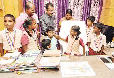 தேர்வில், கலெக்டர் ஆக விரும்புவதாக பதில் எழுதிய பள்ளி மாணவியை, தனது இருக்கையில் அமர வைத்து ஊக்கப்படுத்திய கலெக்டர்