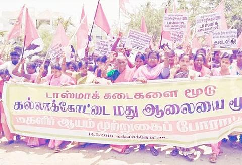 தனியார் மதுபான ஆலையை முற்றுகையிட முயற்சி போலீசார் தடுத்து நிறுத்தி வேன்களில் ஏற்றி சென்றனர்
