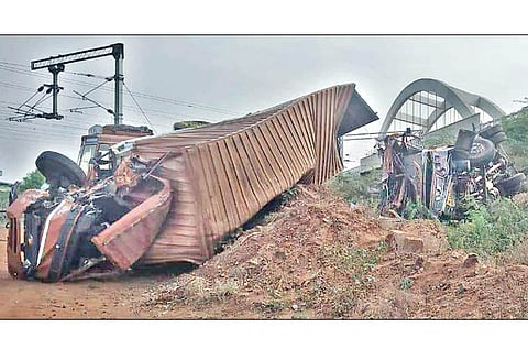 கோவை இருகூரில், மேம்பாலத்தில் நேருக்கு நேர் மோதிய லாரிகள் 80 அடி பள்ளத்தில் விழுந்தன - டிரைவர் பலி, இன்னொருவர் படுகாயம்