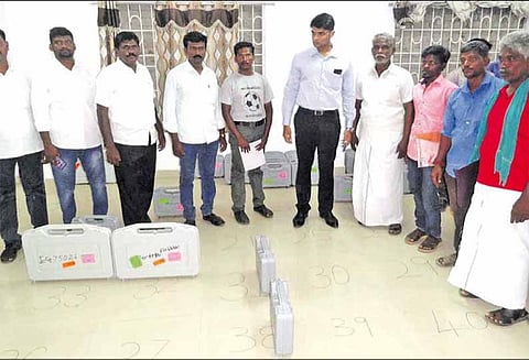 ஓட்டப்பிடாரம் இடைத்தேர்தலையொட்டி, வாக்குப்பெட்டிகளில் சின்னம் பொருத்தும் பணி தொடங்கியது