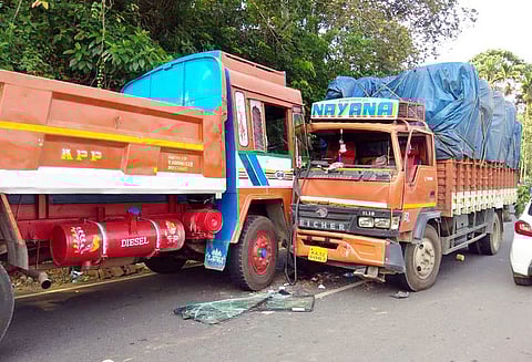 கூடலூர்- கேரள மலைப்பாதையில், லாரிகள் நேருக்கு நேர் மோதி விபத்து - 2 டிரைவர்கள் காயத்துடன் உயிர் தப்பினர்