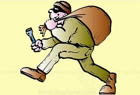 அரசு பள்ளி ஆசிரியர் வீட்டின் பூட்டை உடைத்து 31 பவுன் நகைகள் கொள்ளை மர்ம மனிதர்கள் கைவரிசை