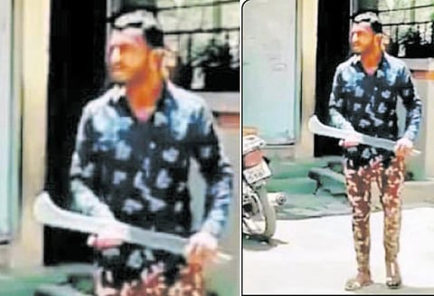 பொதுமக்களை அச்சுறுத்தும் வகையில் கையில் அரிவாளுடன் டிக்-டாக் வீடியோ வெளியிட்ட வாலிபர் கைது