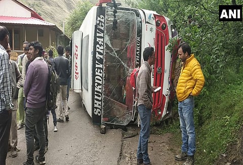 இமாசல பிரதேசத்தில் பா.ஜ.க. தொண்டர்கள் பயணம் செய்த பேருந்து கவிழ்ந்தது; 7 பேர் காயம்