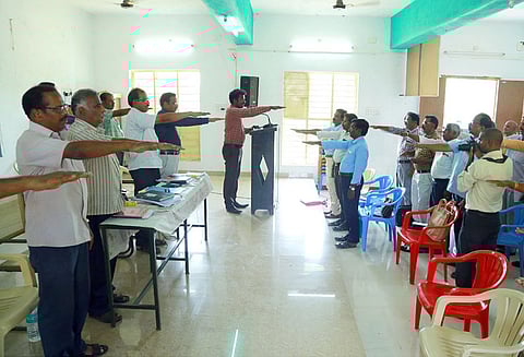 ஆசிரியர்கள், மாணவர்கள் கையேடு பயன்படுத்த தடை : மாவட்ட முதன்மை கல்வி அலுவலர் தகவல்