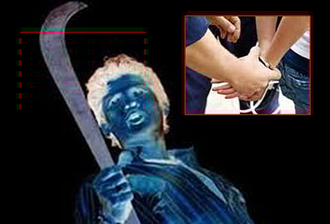 மோட்டார் சைக்கிளில் சென்ற படகு பந்தய வீரருக்கு அரிவாள் வெட்டு 2 சிறுவர்கள் உள்பட 3 பேர் கைது