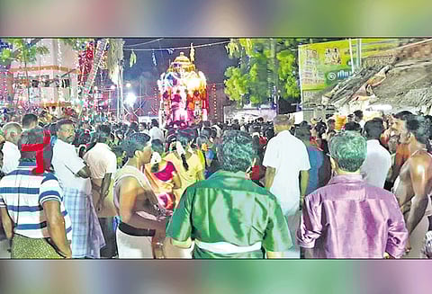 ஆவரைகுளம் முத்தாரம்மன் கோவில் சித்திரை திருவிழா தேரோட்டம் திரளான பக்தர்கள் வடம் பிடித்து இழுத்தனர்