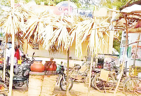 ஊராட்சி நிர்வாகம் அகற்றிய தண்ணீர் பந்தல் மீண்டும் அமைக்கப்பட்டது