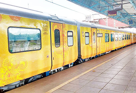 தேஜஸ் ரெயிலுக்கு பயணிகள் மத்தியில் வரவேற்பு திருச்சி-சென்னை இருக்கைகள் நிரம்பி விடுகின்றன