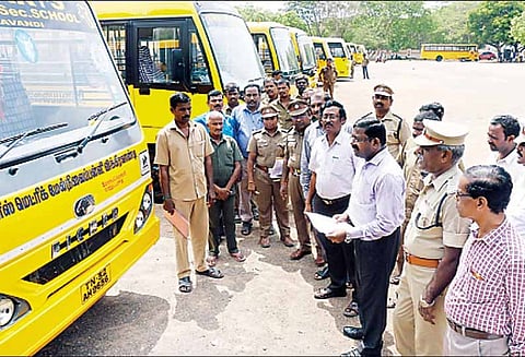 தகுதிச்சான்று பெறாமல், பள்ளி வாகனங்களில் குழந்தைகளை ஏற்றினால் கடும் நடவடிக்கை - கலெக்டர் சுப்பிரமணியன் எச்சரிக்கை