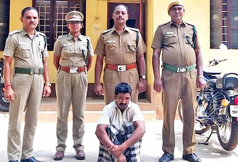 நாட்டு வெடி வைத்து, காட்டு யானையை கொன்றவர் கைது - 2½ ஆண்டுகளுக்கு பிறகு சிக்கினார்