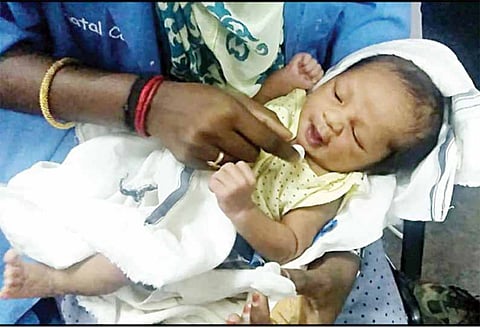 கோவையில், சாலையோரம் கிடந்த பச்சிளம் குழந்தை மீட்பு