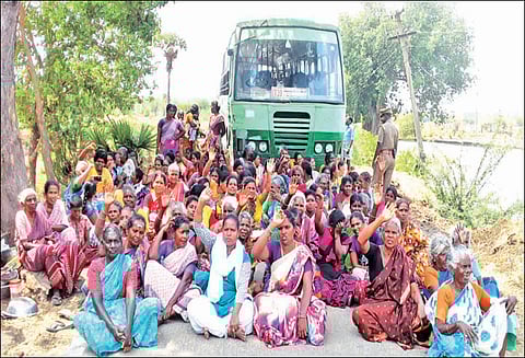 மும்முனை மின்சாரம் வழங்கக்கோரி அரசு பஸ்சை சிறைபிடித்து பொதுமக்கள் சாலைமறியல்