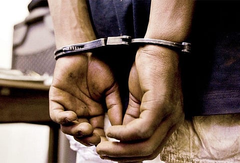 பா.ஜனதா வேட்பாளர் பிரக்யாசிங் குறித்து அவதூறு கருத்து - பேஸ்புக்கில் பதிவிட்ட டாக்டர் கைது