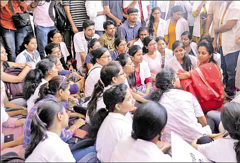 மராத்தா சமுதாய மாணவர்களுக்கு மருத்துவ மேற்படிப்பு இடஒதுக்கீட்டை உறுதிசெய்ய அவசர சட்டம் மந்திரி சபை ஒப்புதல்