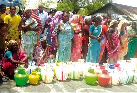 முறையாக குடிநீர் வழங்கக்கோரி காலிக்குடங்களுடன் பொதுமக்கள் சாலை மறியல்