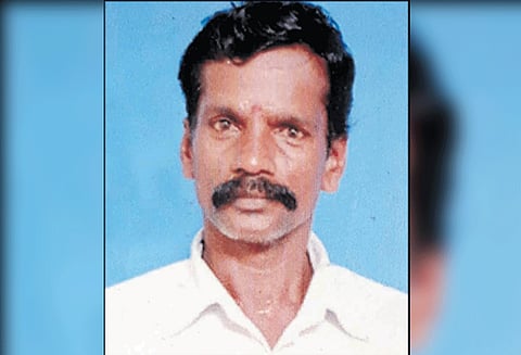 சேலத்தில் ரெயில் என்ஜின் முன் பாய்ந்து கட்டிட மேஸ்திரி தற்கொலை